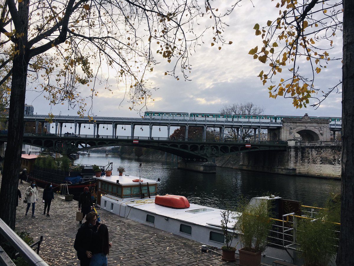 AusAmbFR's tweet photo. Profitant de l’heure par jour où on peut exercer dans un rayon d’un kilomètre.  Très chanceuse que l’Ambassade d’Australie soit au bord de la Seine.  En dépit des défis actuels, #Paris reste une ville vraiment magnifique. https://t.co/Ie6RxAE3wP