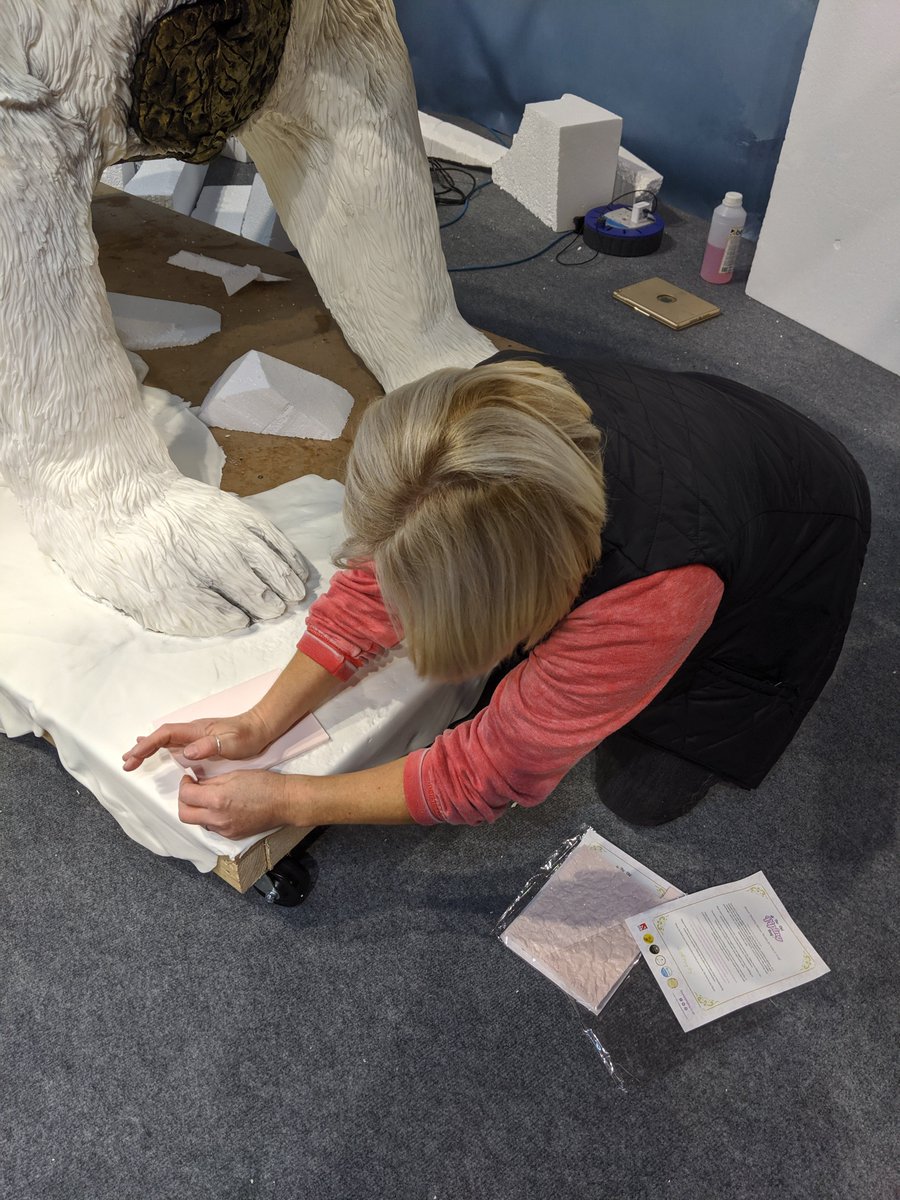 Need a stone, snow, fluffy cloud, textile effect for your #craft #cake project? My Stone/Textile texture mat can help. It came in handy for Emma Jayne Cake Design at Cake International show last year for her wonderful Lorek Byrnison sculpt ❤️