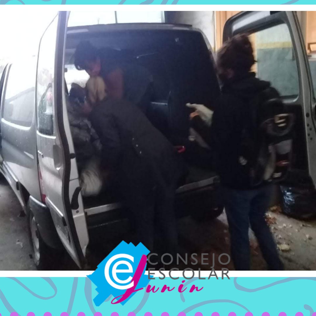ce_junin's tweet photo. ENTREGA DE MÓDULOS DE ALIMENTOS A AISLADOS 

En el día de ayer, el Consejo Escolar junto con personal de la Secretaria de Seguridad del Gobierno de Junín, realizaron la distribución de más de 60 módulos de alimentos a familias que se encuentran cumpliendo aislamiento por COVID-19 https://t.co/QgtIEEm0JJ