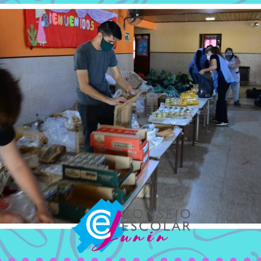ce_junin's tweet photo. ENTREGA DE MÓDULOS DE ALIMENTOS A AISLADOS 

En el día de ayer, el Consejo Escolar junto con personal de la Secretaria de Seguridad del Gobierno de Junín, realizaron la distribución de más de 60 módulos de alimentos a familias que se encuentran cumpliendo aislamiento por COVID-19 https://t.co/QgtIEEm0JJ