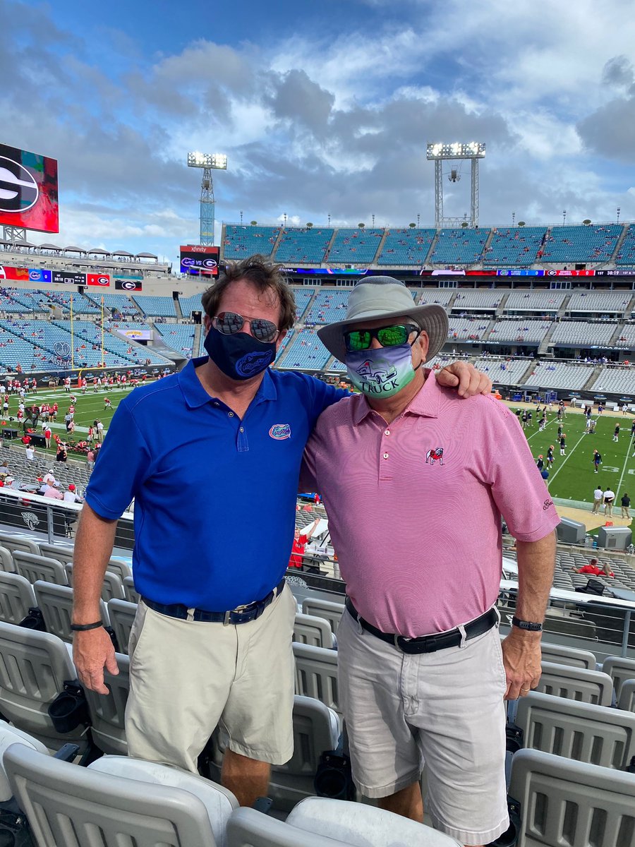 truckkarma's tweet photo. Gator and Bulldog getting along for a few hours today! @kornferrytour @GeorgiaFootball @GatorsFB #floridageorgiaweekend https://t.co/DTHAG3DCPA