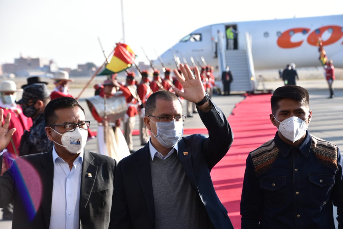 MRE_Bolivia's tweet photo. La Comisión de Transmisión de Mando Presidencial recibe a la delegación del Gobierno de #Venezuela encabezada por el Ministro del Poder Popular para Relaciones Exteriores, Jorge Arreaza, a su llegada al aeropuerto internacional de la ciudad de El Alto. #TransmisiónPresidencial🇧🇴 https://t.co/ys1phjhhK2