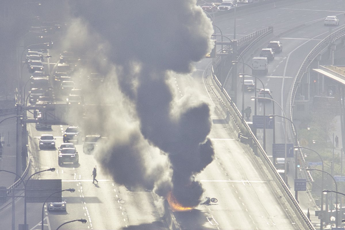 julesdm's tweet photo. Terrible fire on the highway today. Still no access from Jarvis Westbound and jammed everywhere downtown. Access to the Lakeshore is also back to back - @CP24 @City_tv https://t.co/bUFjGjnnXf