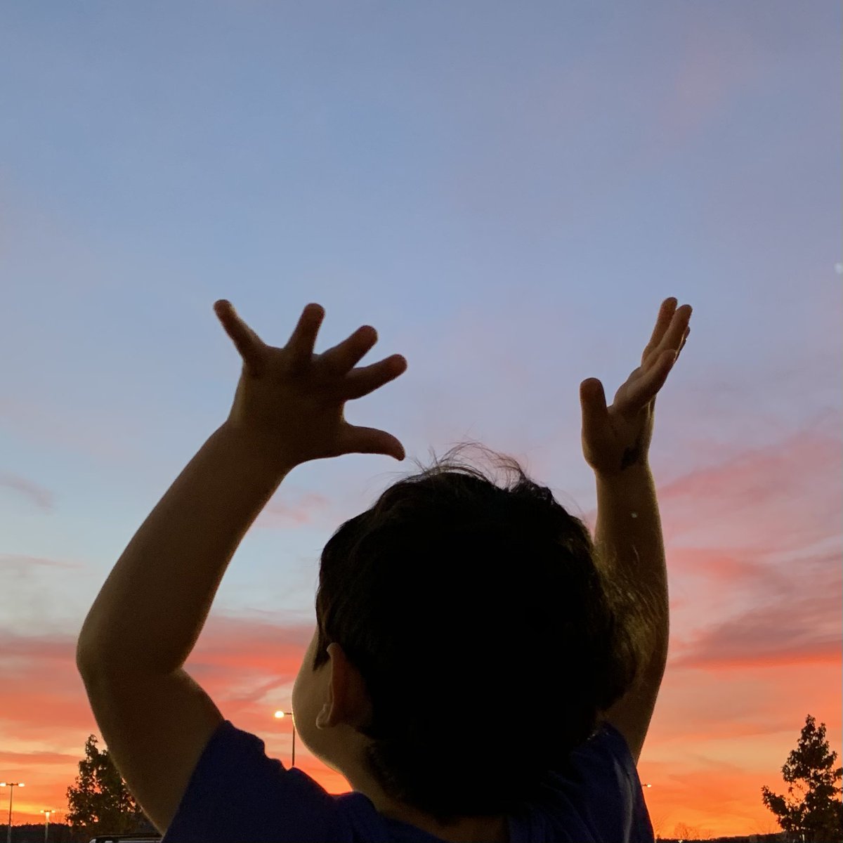 AlmasMatters's tweet photo. “The sky looks like a giant painted it” #HowMythologyIsBorn #ToddlerLife https://t.co/ZfqyjCQ4Gn