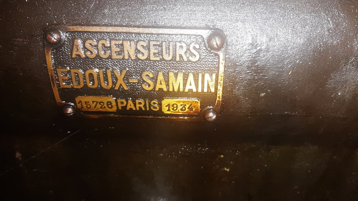 Ascenseur 86 ans de service .fiabilité et robustesse