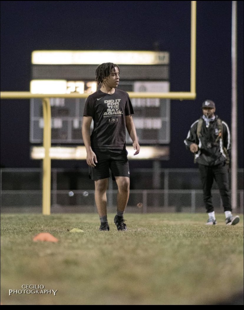 DV_Wolverine_FB's tweet photo. DV football players putting in some hard work π #keepingourdistance #ItTakesAVillage #dvfootball #dubvillage #wolverinepride https://t.co/bdOc7B0nIX