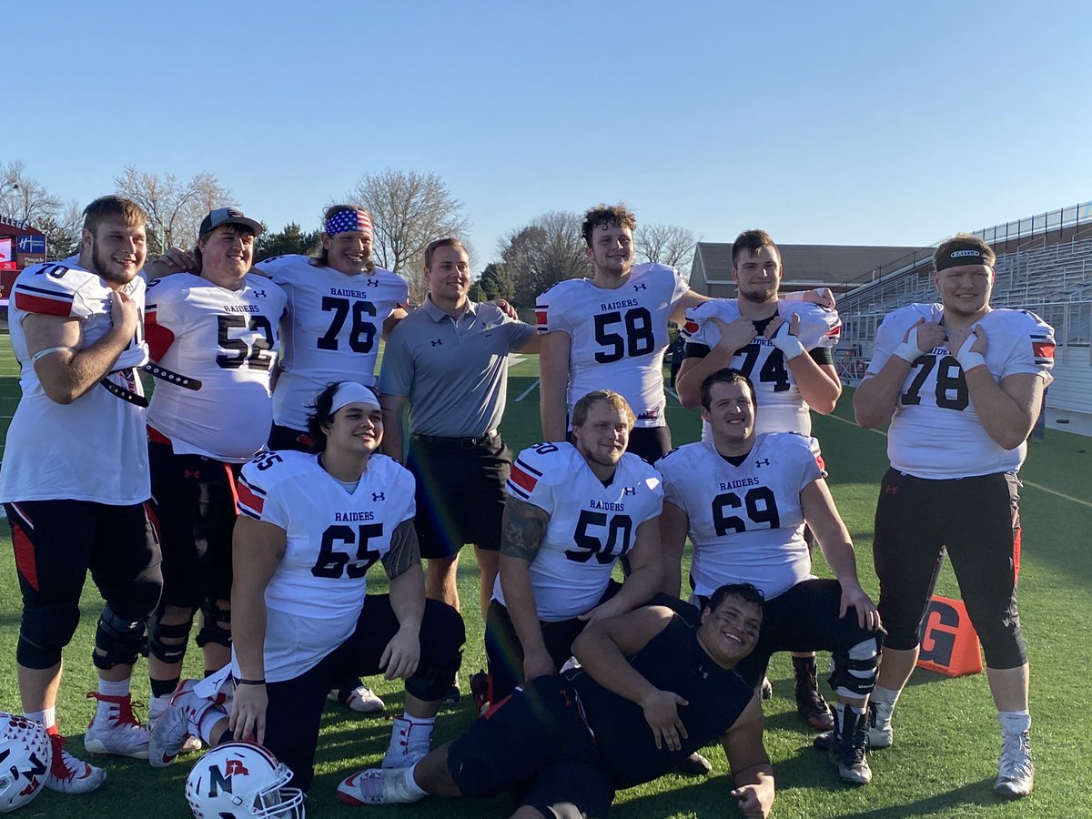 bshsfbc's tweet photo. The Oline boys got it done today 63-10 over Hastings! Beautiful day for football! https://t.co/I6a3lQVN8q