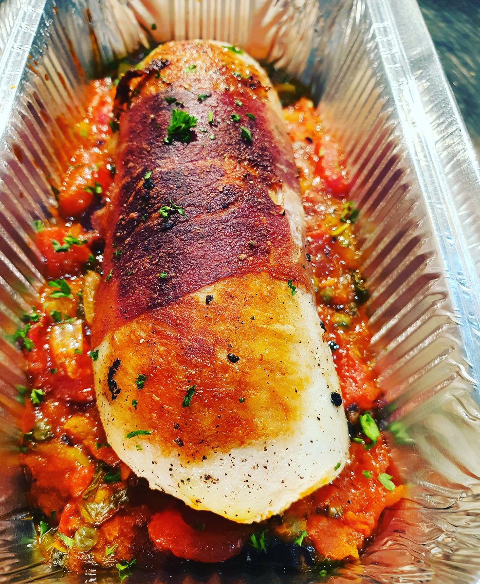 BanninghamCrown's tweet photo. Poached Ballotine of Stuffed Chicken Breast 🍴stuffed with Spinach and Three Cheese wrapped in Parma Ham! Served with Crushed New Potatoes and Seasonal Vegetables 😋
#collectionservice
#homemade https://t.co/KdiqnEXhI4