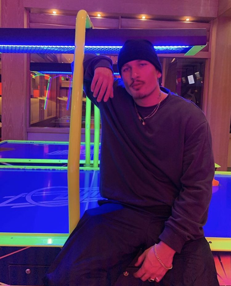 ⠀⠀
        ◞ ◞ 𝖽𝖺 𝖻𝗈𝗂 𝗍𝗈𝗇𝗂𝗀𝗁𝗍.

           𝗣𝗨𝗧 𝗛𝗜𝗠 
           𝗢𝗡 𝗧𝗛𝗘 𝗕𝗘𝗡𝗖𝗛 𝗔 𝗪𝗛𝗜𝗟𝗘,
           𝗟𝗘𝗧 𝗠𝗘 𝗗𝗢 𝗬𝗢𝗨 𝗕𝗘𝗧𝗧𝗘𝗥.
⠀⠀