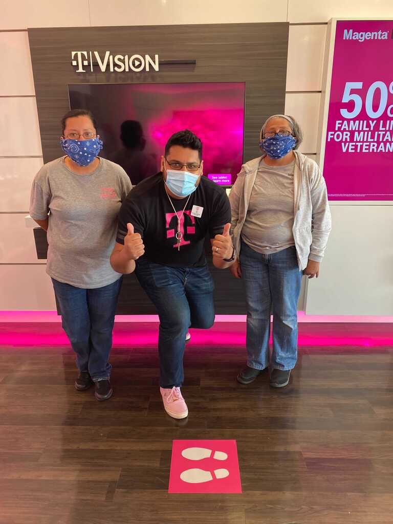 jenny_foss's tweet photo. JC and our CAP team helping customers switch the the uncarrier for TV @brittheidler @cjgreentx #TXEastElevates #theNorth https://t.co/iPIj2xixij