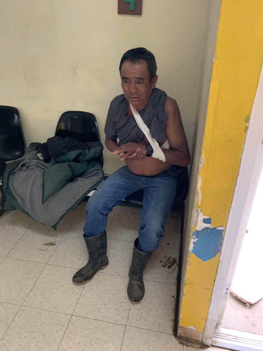 lanegrisgt's tweet photo. Don Emilio cree que ha quedado viudo, no encuentra a su esposa y siete nietos, dice que quedaron debajo de las toneladas de tierra que se desprendieron de la montaña en #Quebaj en total dice que 40 familiares suyos están desaparecidos. Está herido. https://t.co/n79ErhP4vg