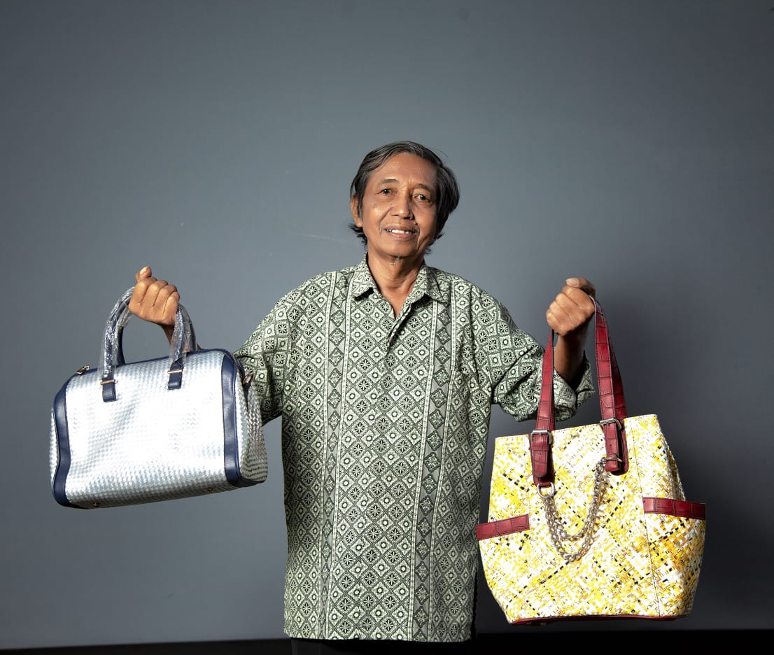 Slamet Riyadi mengolah limbah menjadi barang kerajinan bernilai ekonomi tinggi. Ikuti kisah inspiratifnya di #kickandy malam ini PKL 19.05 wib <a href="/Metro_TV/">METRO TV</a> <a href="/MetroTVToday/">METRO TV TODAY</a>