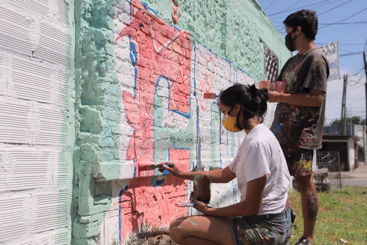 Mediante el programa municipal #VivamosMejor, la Secretaría de Desarrollo Territorial y Hábitat, junto a la Dirección de Arte y Patrimonio Cultural, trabajan en el  embellecimiento de nuestra ciudad, con la realización de murales en Isla Maciel, Avellaneda Centro y Villa Corina.