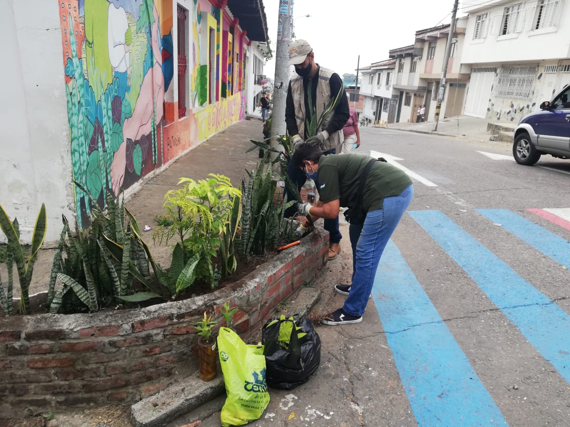 DagmaOficial's tweet photo. #Dagma realiza jornada pedagógica con vecinos del #Ecobarrio San Antonio 🍃.
#YoCaminoSanAntonio 🛤🚶♀️🚶.
Plantas ornamentales 🌳🌿, construcción de jardines 🌸🌼, materas ecológicas en guadua.
Barrio #Ecosustentable 🏞💪
Somos #GuardianesDeVida 💙❤️💚 #CaliUnidaPorLaVida 🌺❣️ https://t.co/CtJ9eBDvG6
