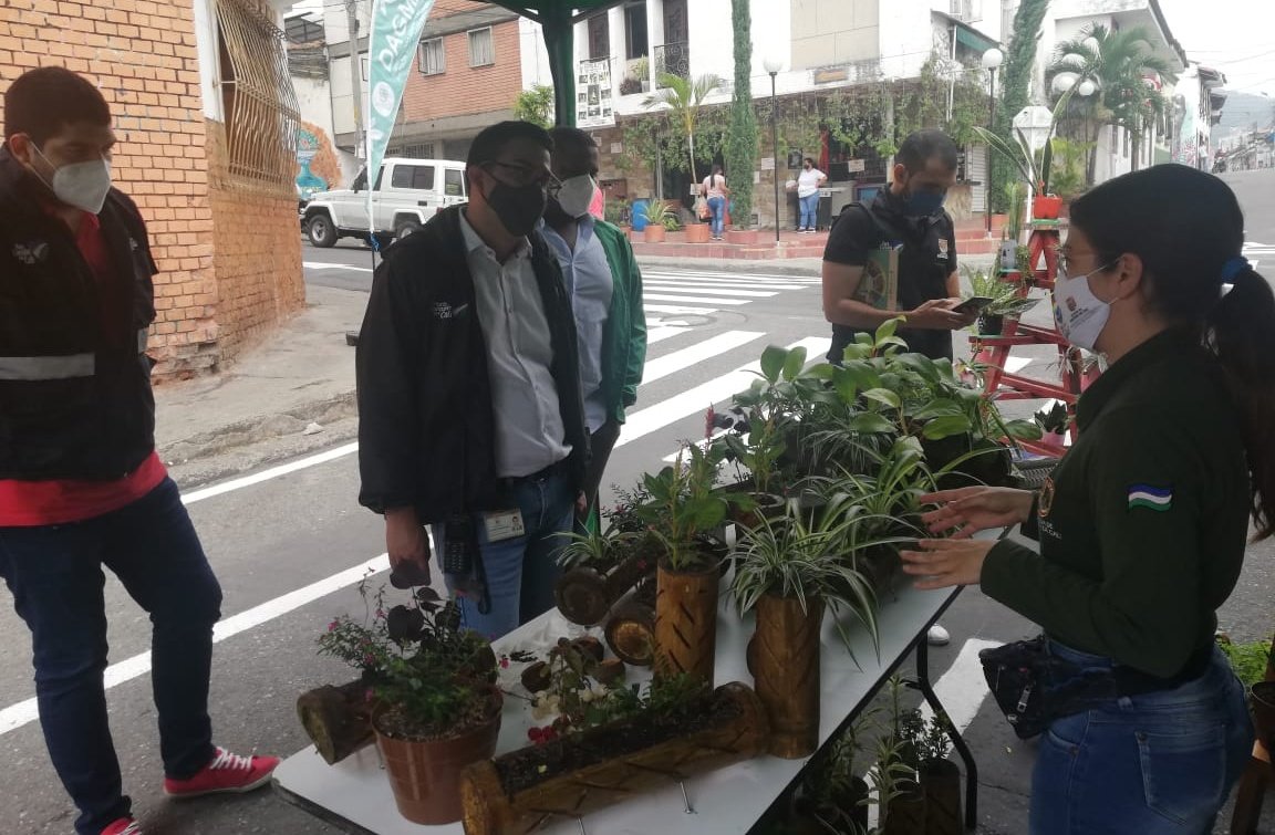 DagmaOficial's tweet photo. #Dagma realiza jornada pedagógica con vecinos del #Ecobarrio San Antonio 🍃.
#YoCaminoSanAntonio 🛤🚶♀️🚶.
Plantas ornamentales 🌳🌿, construcción de jardines 🌸🌼, materas ecológicas en guadua.
Barrio #Ecosustentable 🏞💪
Somos #GuardianesDeVida 💙❤️💚 #CaliUnidaPorLaVida 🌺❣️ https://t.co/CtJ9eBDvG6