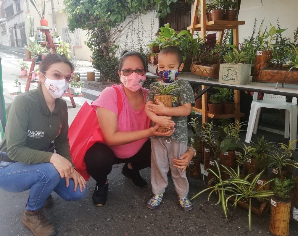 DagmaOficial's tweet photo. #Dagma realiza jornada pedagógica con vecinos del #Ecobarrio San Antonio 🍃.
#YoCaminoSanAntonio 🛤🚶♀️🚶.
Plantas ornamentales 🌳🌿, construcción de jardines 🌸🌼, materas ecológicas en guadua.
Barrio #Ecosustentable 🏞💪
Somos #GuardianesDeVida 💙❤️💚 #CaliUnidaPorLaVida 🌺❣️ https://t.co/CtJ9eBDvG6