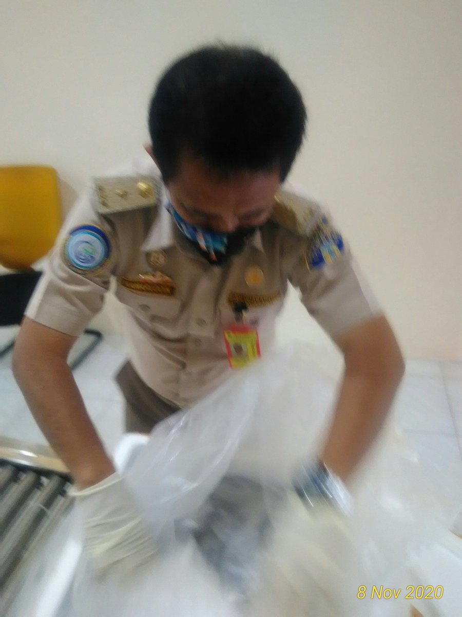 BPPMHKPMakassar's tweet photo. 08/11/20 pemeriksaan fisik kebenaran jenis dan jumlah terhadap lalulintas domestik tujuan Jakarta berupa Udang Windu segar 115kg, 5 koli 
di TPFI BBKIPM Makassar
 #OneHealthKIPM
@rinajanwar2201 
@idjahChadidjah
@HumasBKIPM https://t.co/UrZLVPGv9f https://t.co/hZfmQylF2E