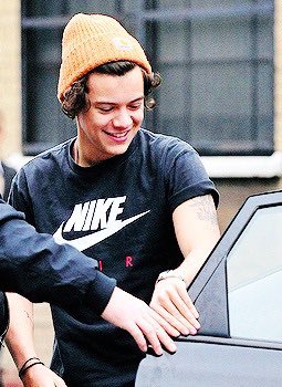 So in January 2013, during all the articles of Haylor break up, H says in an interview of Take me Home promo, that home is where your heart is.. and let me remind you that he and Lou looked like this when H came home on the day of the Haylor break up articles.