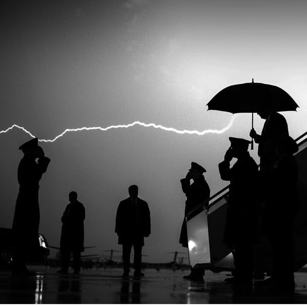 MichelPLeblanc's tweet photo. La photo de l'année ? Donald Trump de retour à la base d'Andrews sous l'orage. Prise par Doug Mills pour le New York Times #BidenPresident #TrumpIsLosing @MichelPLeblanc #michelPLebanc https://t.co/9eILCBz3oN