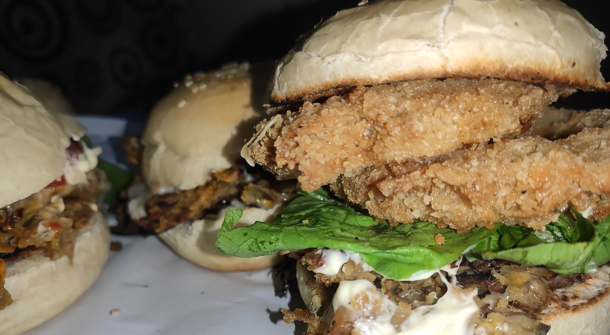 C4rranza's tweet photo. Hamburguesa de lentejas, lechuga, tomate , queso y aros de cebolla. Una bomba https://t.co/ciHTov3uTi