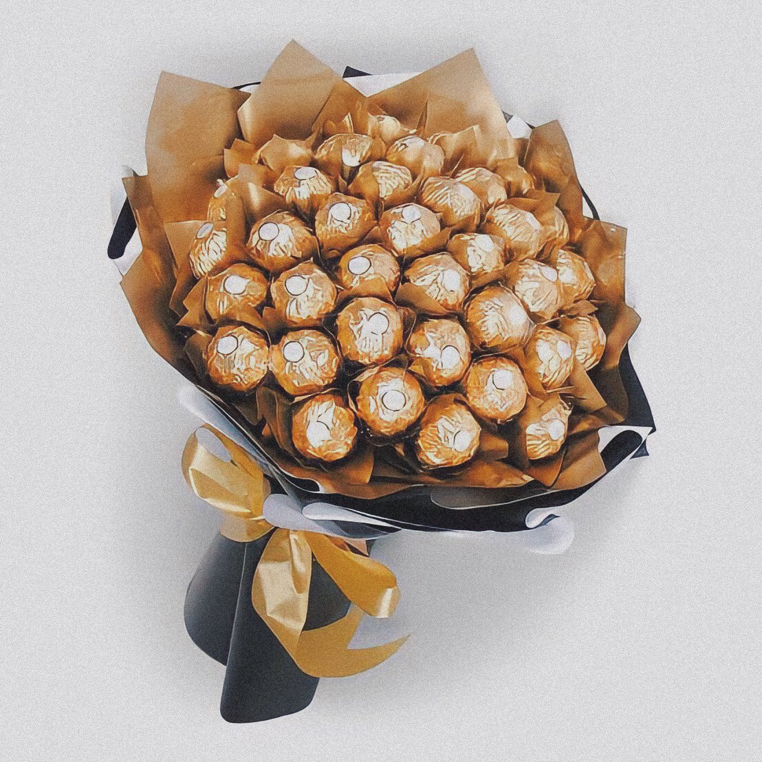 fkakutagawa's tweet photo. ⠀⠀  ‧ #BBCEVERGLEAM ₊ #EVERGLEAMDEBUT

Hoy me bañé y me puse guapa para asistir al debut de la bebita Sky, te tkm mucho. Gracias por invitarme, ¡espero que les vaya muy bien! /Le entrega los chocolates y disfruta el show. https://t.co/m9Os0UOWqa