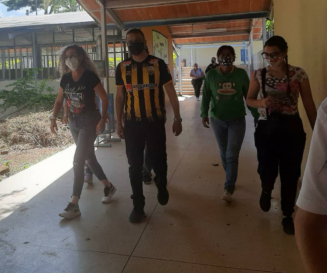 CDCETachira's tweet photo. Cumpliendo con las medidas de bioseguridad, estudiantes del Liceo Nacional Gonzalo Méndez, recibieron a nuestra Jefa @charlychaves y al Coordinador de @tachira_gmas Ingeniero @BermudezJoseAl1 en su Casa de estudios. 
#EnAlianzaProductiva
@MPPEDUCACION @FreddyBernal https://t.co/Fqt4MGwIyd