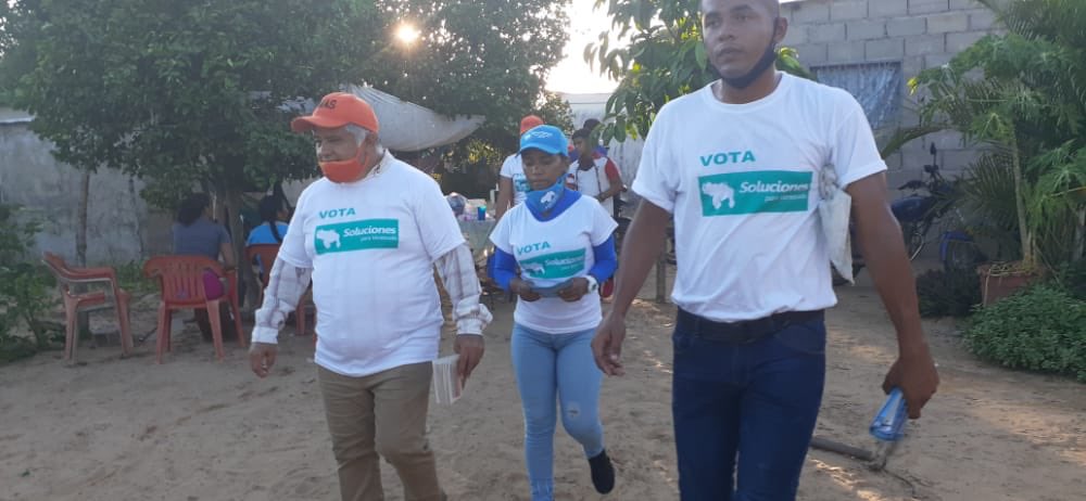 ApureSpv's tweet photo. #Apure desde la comunidad El Arenal en San Fernando seguimos llevando el mensaje de esperanza y reconciliación nacional, Soluciones para Venezuela es una alternativa política distinta, nuestra prioridad es Venezuela y su gente, sin odios ni venganzas #AquíEstáLaSolución 👇🏾 https://t.co/QnJ0ulnK2a