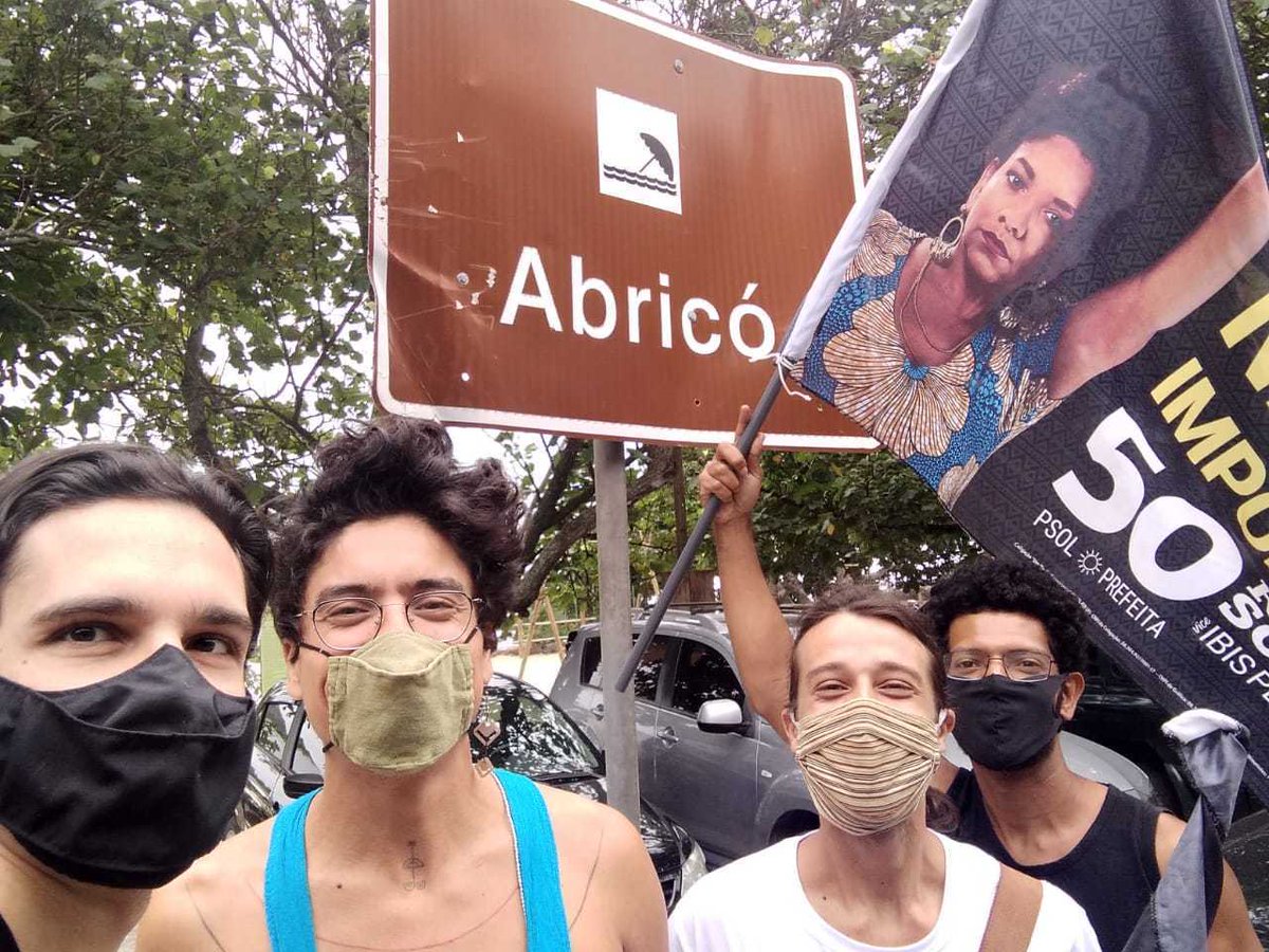 ondabemviver's tweet photo. Hoje foi dia de panfltar! #bairrodefatima #feiradolavradio #lapa #generalglicerio #aterrodoflamengo #brasdepina #abricó #recreio #tijuca #guaratiba #campogrande
Ainda demos a sorte de encontrar o grande @franca_rodrigo na rua e apresentá-lo à Coletiva também!
E amanhã tem mais! https://t.co/bp69lXFcFZ