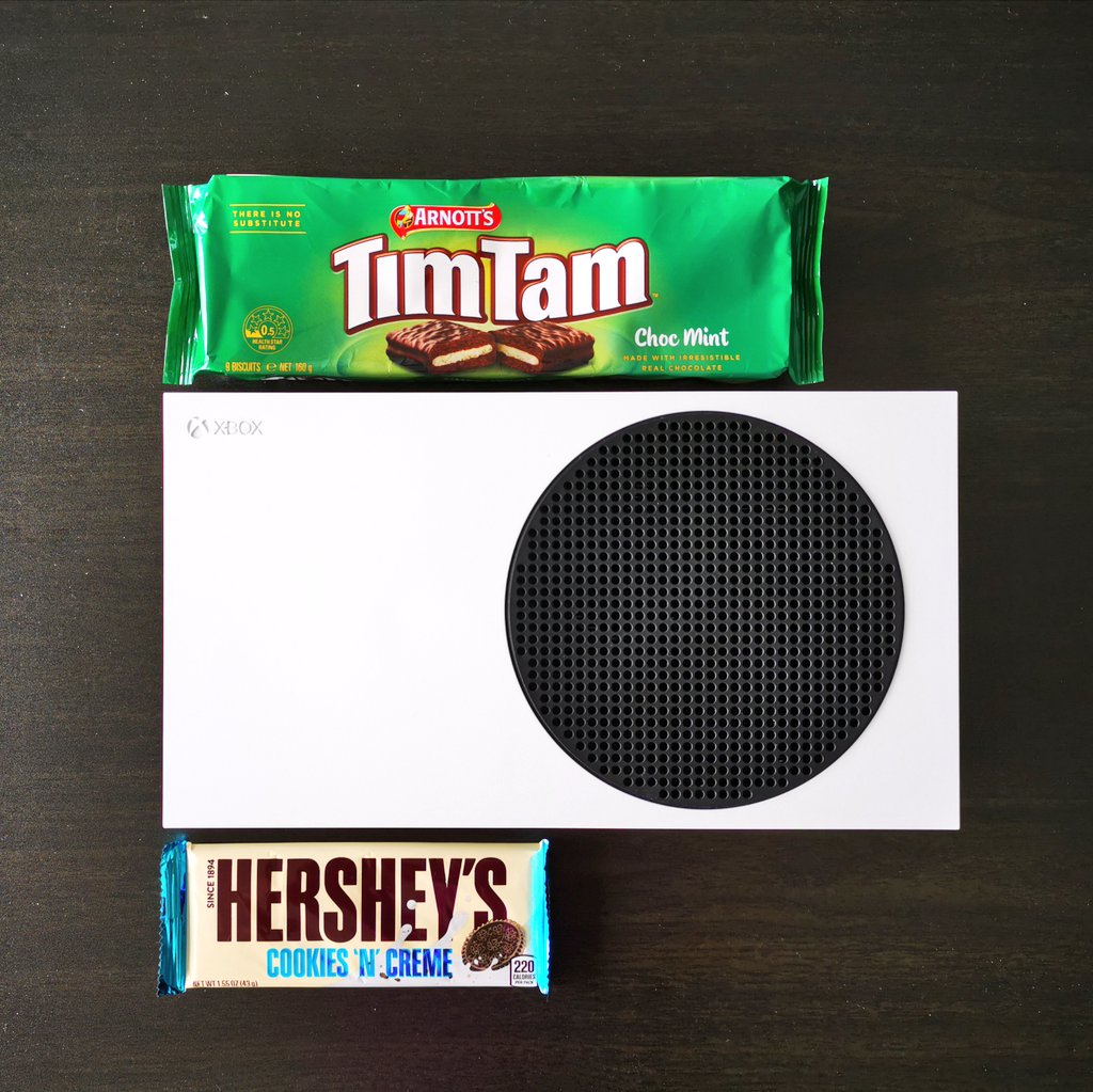 MissDeusGeek's tweet photo. FINALE for US & ANZ friends!!
The #XboxSeriesS Size Comparison
Behold the #SmallestXbox vs an ANZ favourite & an 'unopened' Hershey's choc bar! 😂
Are you convinced now? It's small! 😂 https://t.co/VyhvRoMmHh