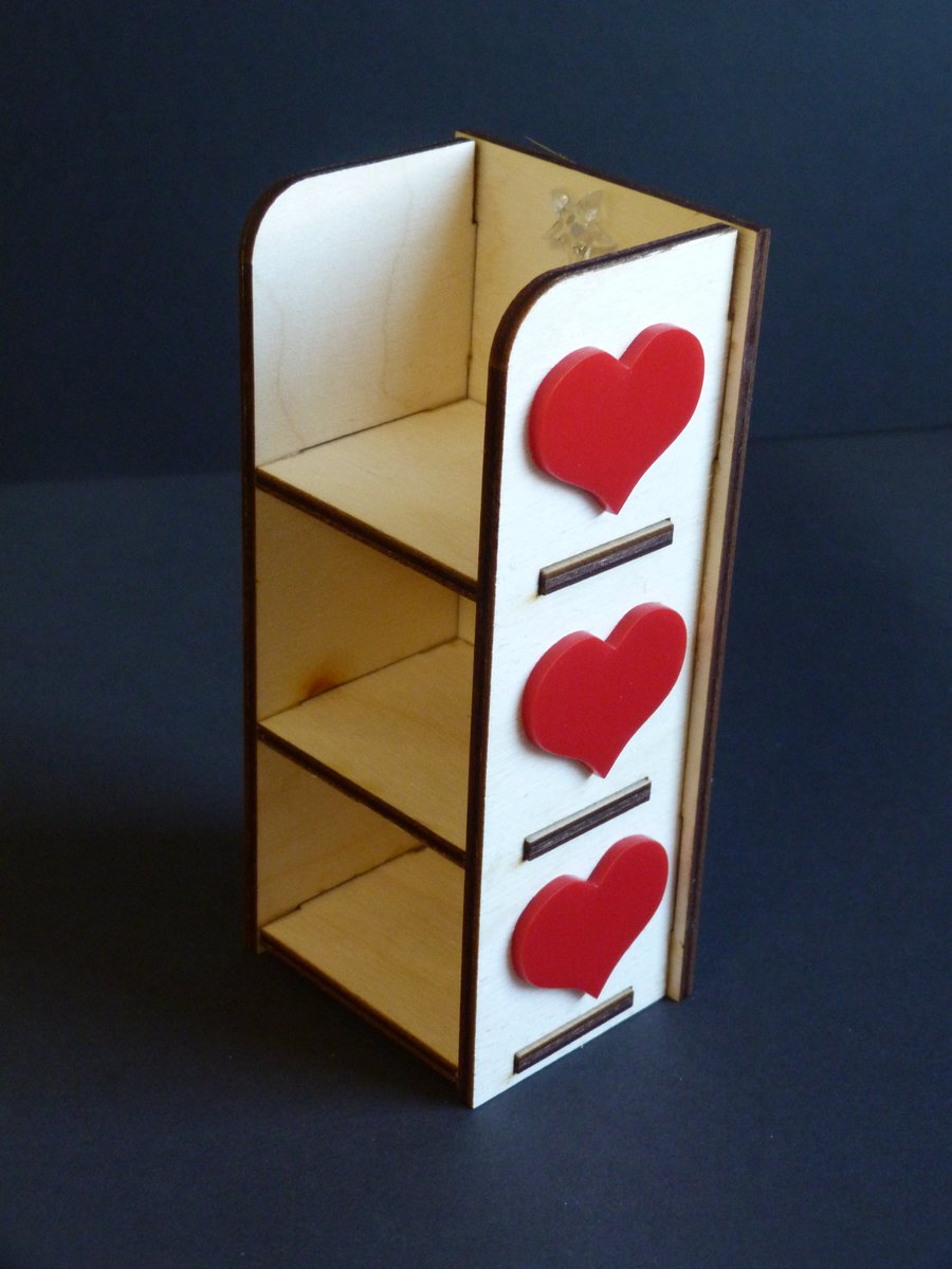 Y6 have designed and created a desk tidy in their DT rotation. They used CAD, the laser cutter and hand tools to produce some fabulous results. 
View the full gallery on
stgabriels.co.uk/juniorschoolga…
One of the many benefits of #smallclasssizes for #designtechnology