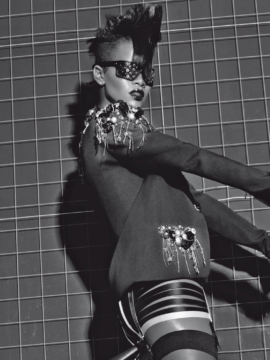 UNAPIRIGUETE's tweet photo. This was way too iconic for someone's first Vogue 😭 https://t.co/4AtrL9L7Va