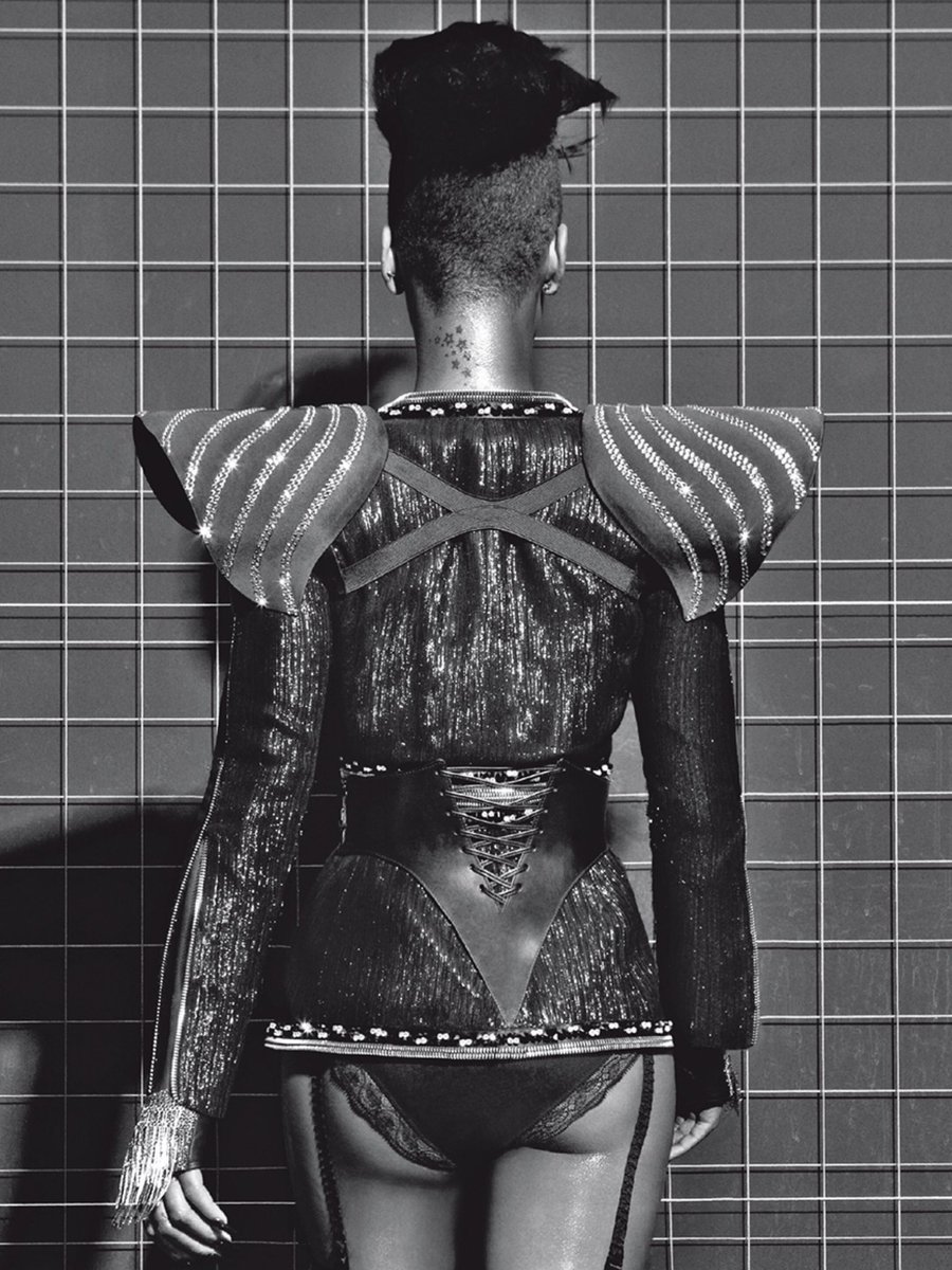 UNAPIRIGUETE's tweet photo. This was way too iconic for someone's first Vogue 😭 https://t.co/4AtrL9L7Va