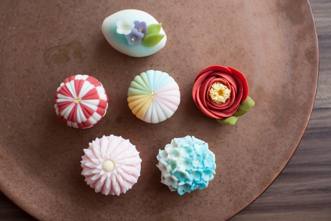 SHIKIBU_Automat's tweet image. This is a picture of a Wagashi(traditional Japanese sweets) I found on the Japanese internet.
I introduce a similar picture before, but Wagashi allows confectioners to design their own colors and shapes.
These are very beautiful in their shapes.