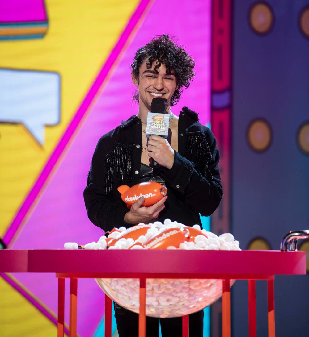 ExaFM's tweet photo. Lo más trend de los KCA México 2020 fue el outfit de @JoaquinBondoni😍 y el bello amor de @CamiloMusica y @Montanerevaluna❤️ ¿cuál fue tu momento favorito de este evento? Cuéntanos con el HT #CelebrityExa junto a @joseandreeees🔥 https://t.co/YpozEnk5ib