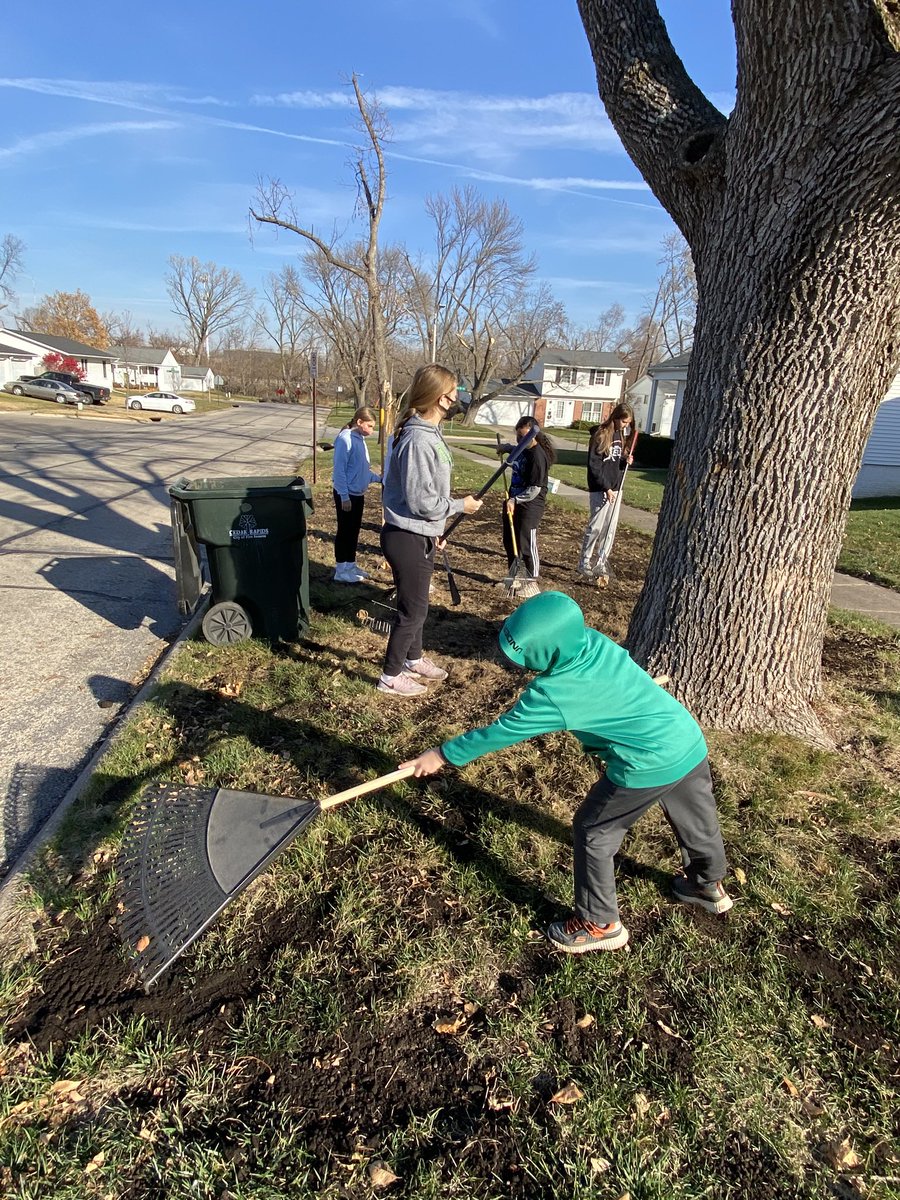 GahringNikki's tweet photo. XAVIER Softball serving the community!  Gorgeous day to be out raking leaves, moving dirt, and washing windows! #xavierservice https://t.co/fP1Yf33lKN