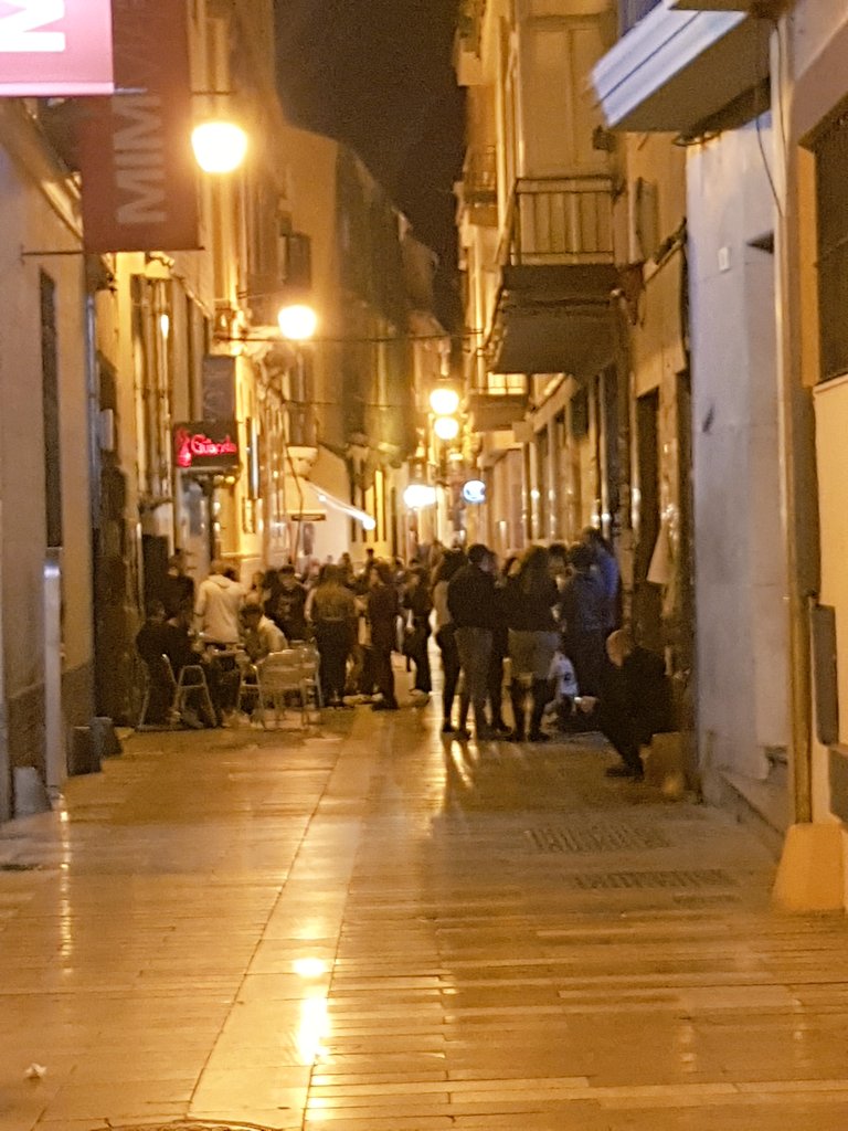 CrisRubs's tweet photo. @pacodelatorrep Algo creo que estamos haciendo mal. Pero seguimos permitiendo estas actividades que lo que hacen es que otros negocios, que si lo están haciendo bien cierren. Así no vamos bien.
A ver, dime, por dónde entro a mi casa! https://t.co/wUhB8RLmNu
