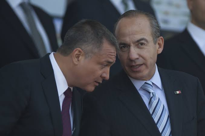 <a href="/FelipeCalderon/">Felipe Calderón 🇲🇽🇺🇦</a> <a href="/JoeBiden/">Joe Biden</a> "si me arrastro quizá la libre, te vas a tener que quedar encerrado solo Genaro"