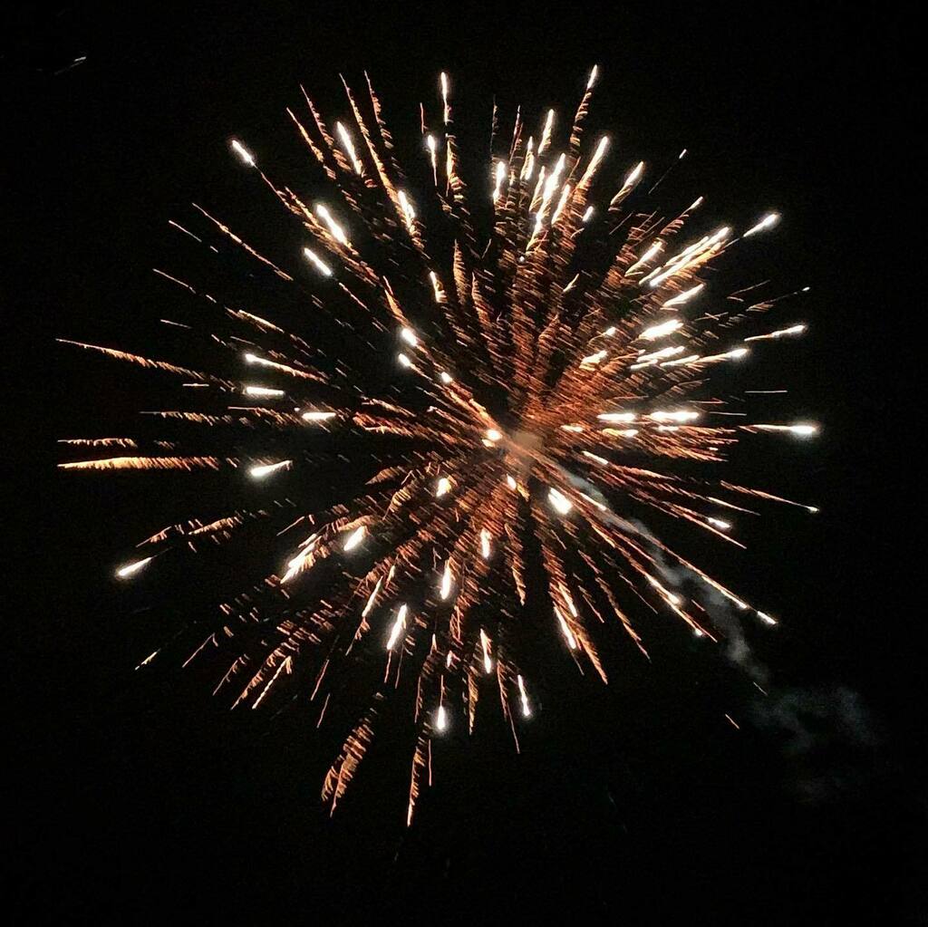 DansLowNotes's tweet image. Fireworks
💥
💥
#happybirthday #rachwarwick #fireworks #guyfawkes instagr.am/p/CHTnr5WpfwV/