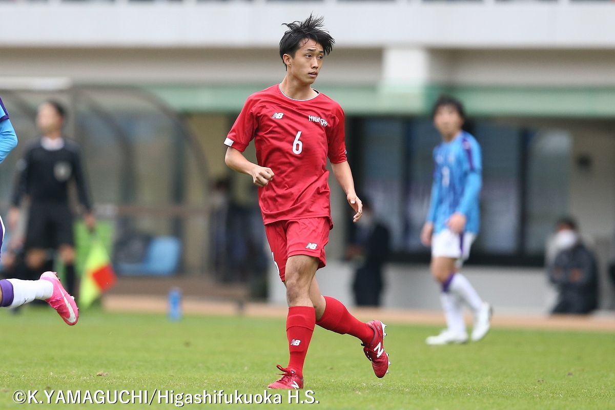 赤い彗星 東福岡高校サッカー 写真館 第99回高校サッカー選手権福岡大会 準決勝 東福岡 飯塚 準決勝で初めて試合にメンバー登録され 交代出場した佐藤聡史 この試合からnew Balanceの新ユニフォームに切り替わった 合計シュート本数は東福岡18