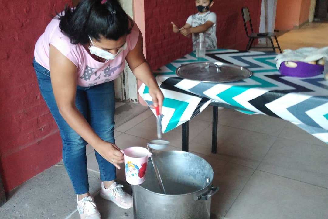 Desca_Ctes's tweet photo. JORNADA MILITANTE | Compartimos la #Merienda 🤗🥛 con lxs vecinxs en los barrios #Quilmes #LomaLinda #PlácidoMartinez y #JuanDeVera y una #OllaPopular 🍽️ en el Barrio #Serantes. 🖤✌🏼
#Descamisadxs https://t.co/XwxmBigX3y