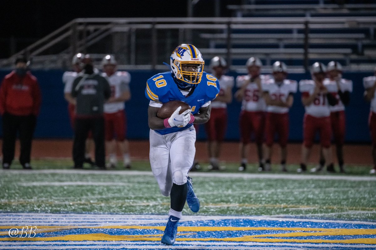 734_visuals's tweet photo. I know I’m late to the party but here are my four favorites of @StmaFB’s win over Centennial! https://t.co/qJetxSZ6EJ