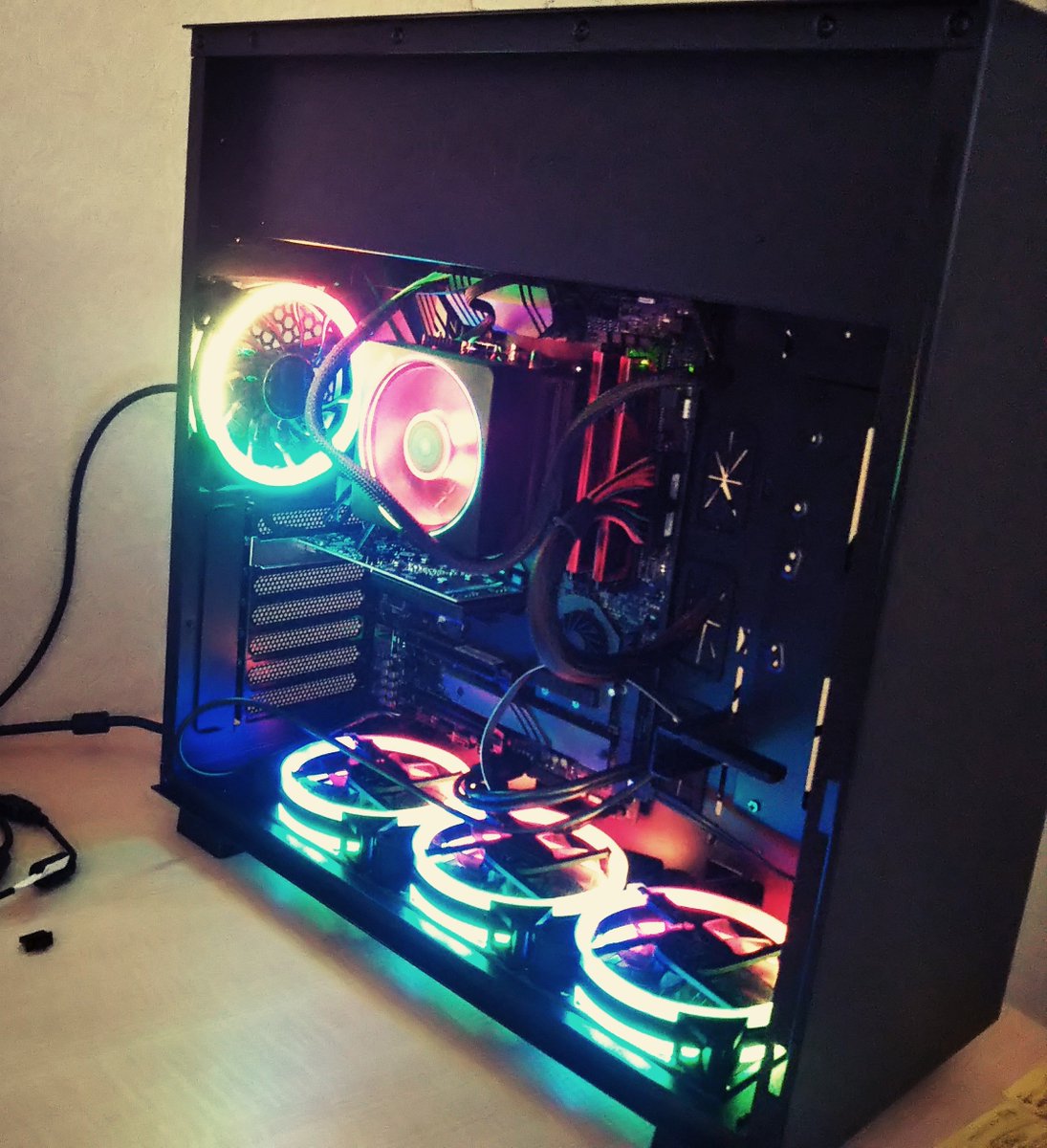 神咲みゃこ うち光らせてpcケースに小さめのフィギュア飾ってますw 神咲みゃこ うち光らせてpcケースに小さめのフィギュア飾ってますw