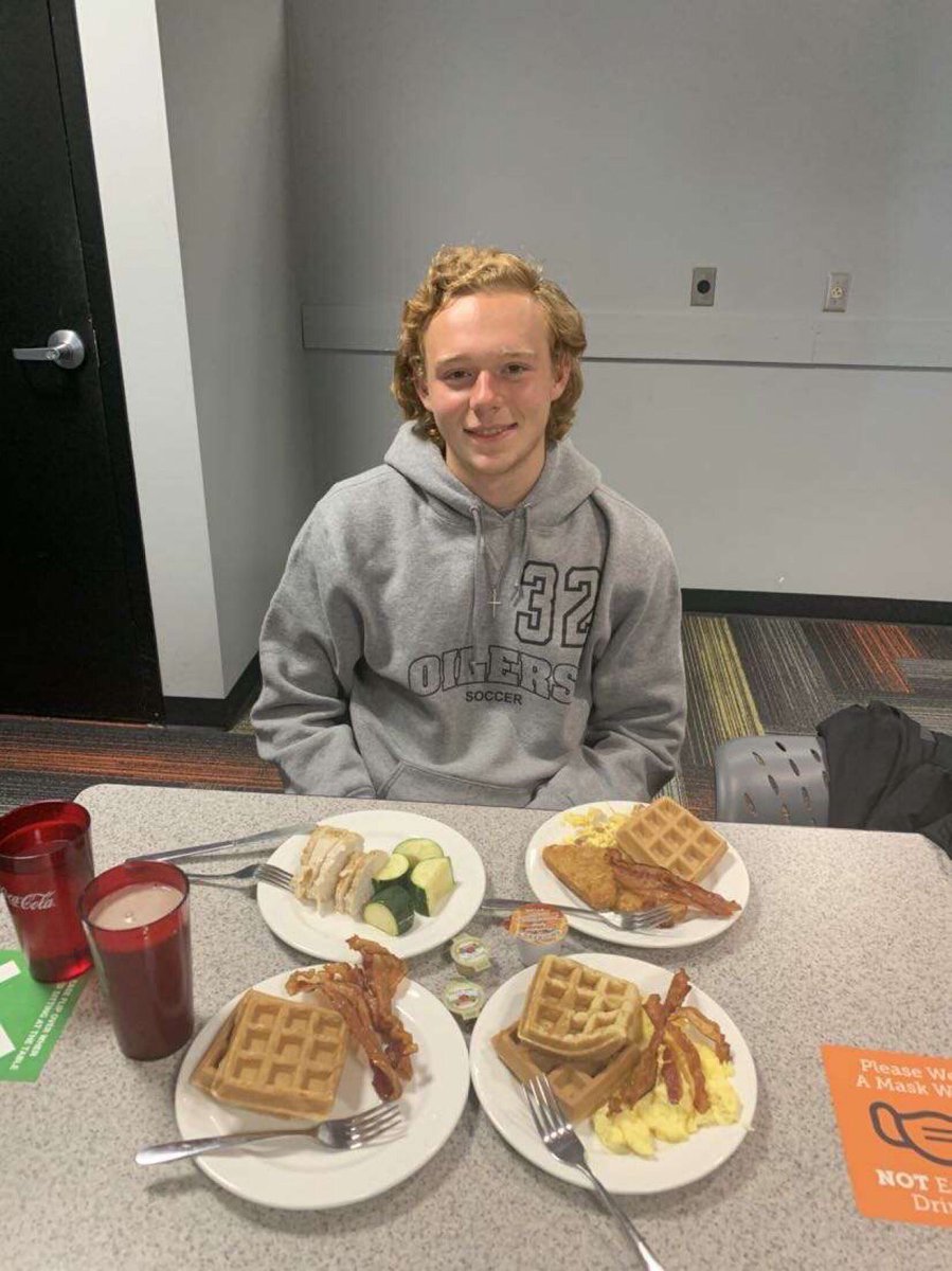 TSpikeball's tweet photo. Jon likes to “pig out” at Henderson! #teamspikeball #UFHonorsretreat2020 https://t.co/skdBraeleG