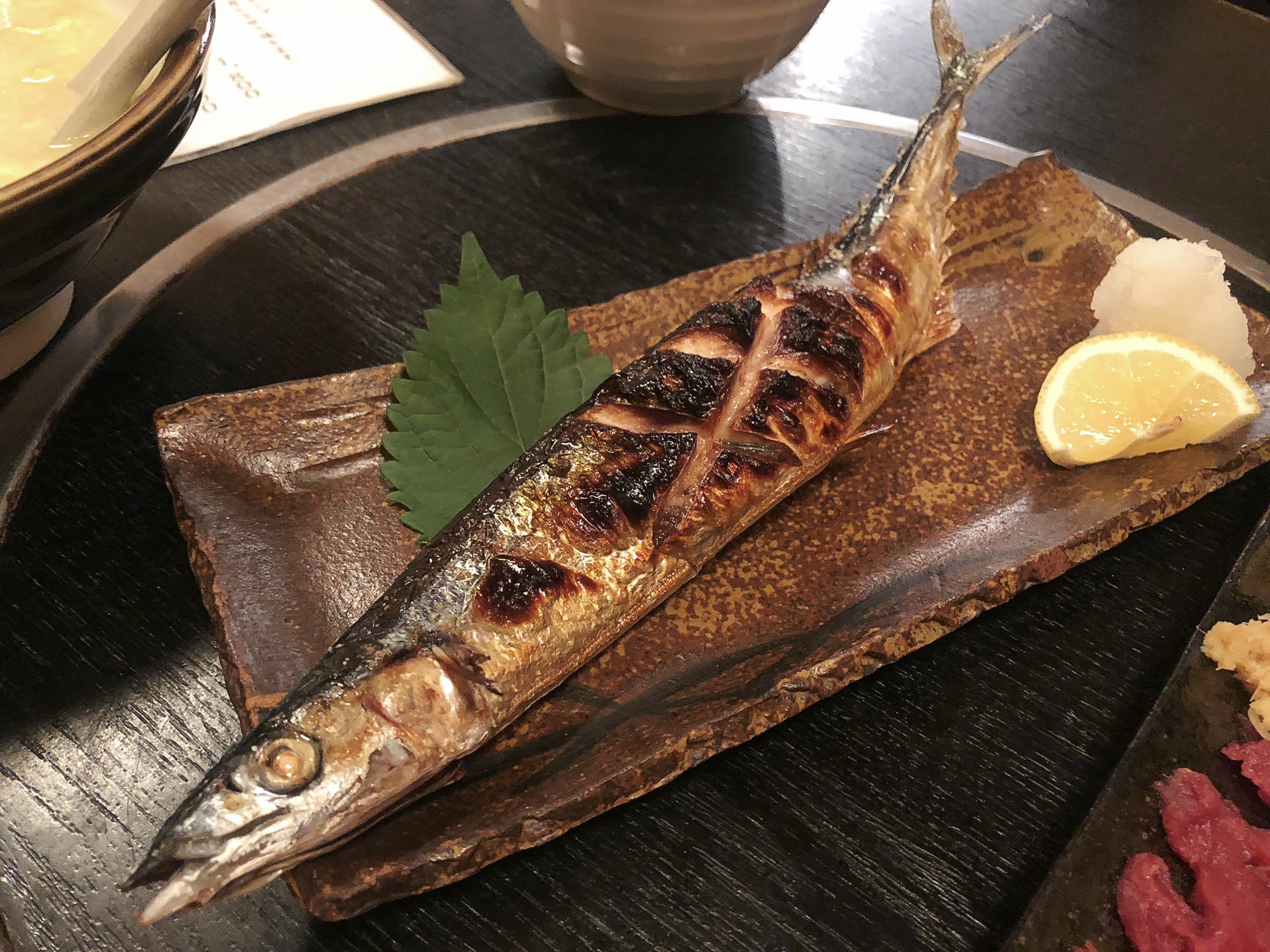 魔女っこれい 梅島 わっしょい 特選馬刺し1100円 赤身の馬刺しが綺麗 サンマの焼き加減がバッチリ 壁に貼られた品書きがバラエティ豊かで何を頼むか幸せな悩みだよ 白玉焼酎を使った自家製コーヒー焼酎 これがびっくりするぐらいクリアで飲みやすいの