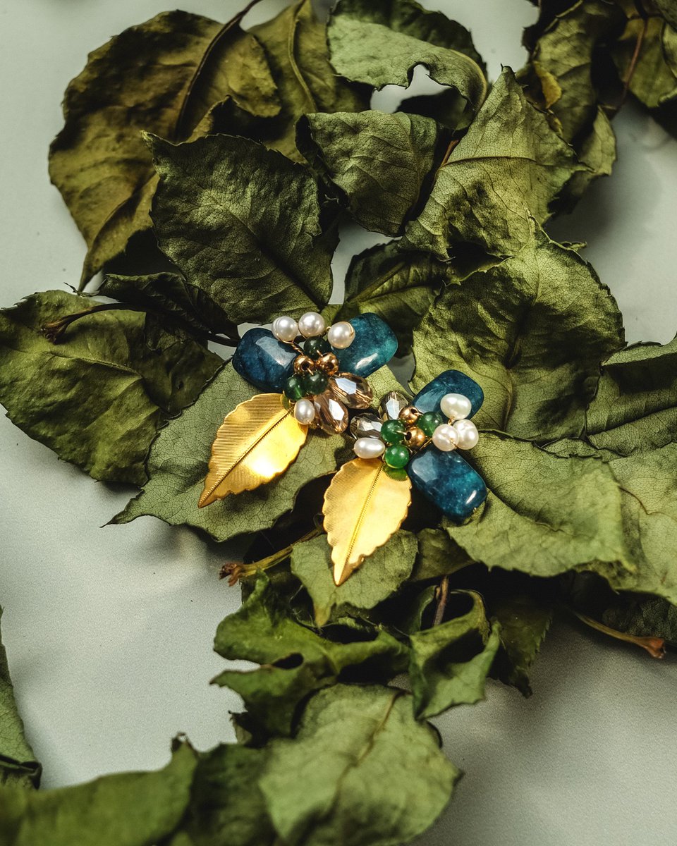 ChicBijoux's tweet photo. La belleza y perfección de la naturaleza 🌿

Nos ofrece piedras preciosas, perlas y metales nobles que logran piezas únicas, como estos bellos aretes de piedra Apatita. Esta de color azul profundo resalta con la hermosa hoja chapada en oro. 🍂

#gemstone #earrings #loveChicBijoux https://t.co/cBq5LDwLJz