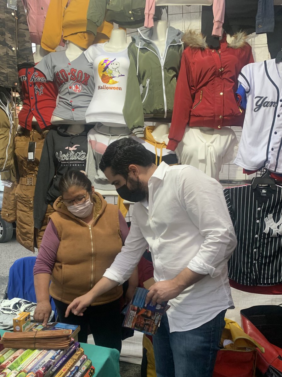 agusdorantes's tweet photo. 🥾 Seguimos recorriendo el 4to distrito, andamos en el tianguis Posadas de San Pedrito Peñuelas 📍Escuchar, escuchar, escuchar y escuchar 👂🏼, solo así podemos conocer las necesidades de la gente para ponernos en acción, hagamos equipo #ActivemosJuntos 🧔🏻🤟🏼 #Agus2Informe https://t.co/hC4tsWco30