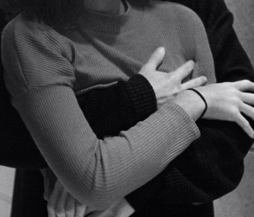 PRedondas's tweet photo. Dentro de un abrazo 
puedes hacer de todo: 
sonreír y llorar, renacer y morir. 
O quedarte quieto 
y temblar adentro, 
como si fuera el último.

Charles Bukowski https://t.co/D2pNqIsCyN