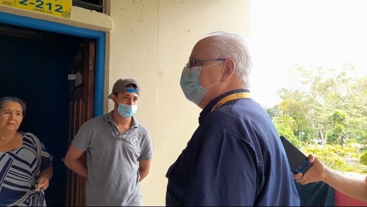FJ_HerreraA's tweet photo. Comienzan a llegar familias que han sido afectadas por las inundaciones al albergue habilitado en UNAH-VS. Ya están bajo techo seguro, guardando las medidas de bioseguridad y recibiendo atención médica oportuna. Los donativos solidarios del pueblo hondureño se están entregando. https://t.co/Mu3DPu81KW