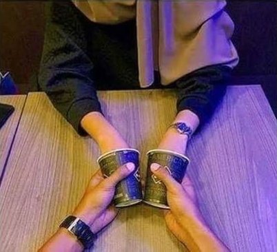 UrbanXpat's tweet image. When you want to hold bae's hands but need to keep it as halal as possible.
#HalalDating