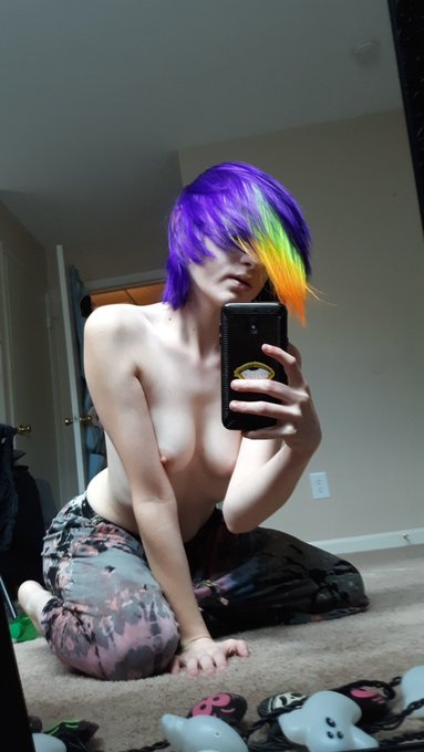 Hello again?
I dyed my hair! Whaddya think?

#nsfwtwitter #femboy #twink #ftm #ftmporn #transporn #nsfw